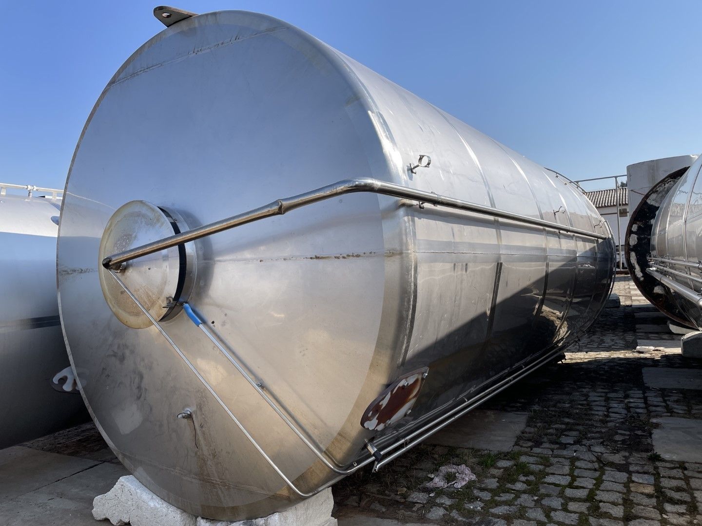 Insulated vertical 40m3 Stainless steel tank with agitator